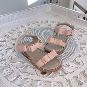 ELEPHANTITO Leather Bow Sandals